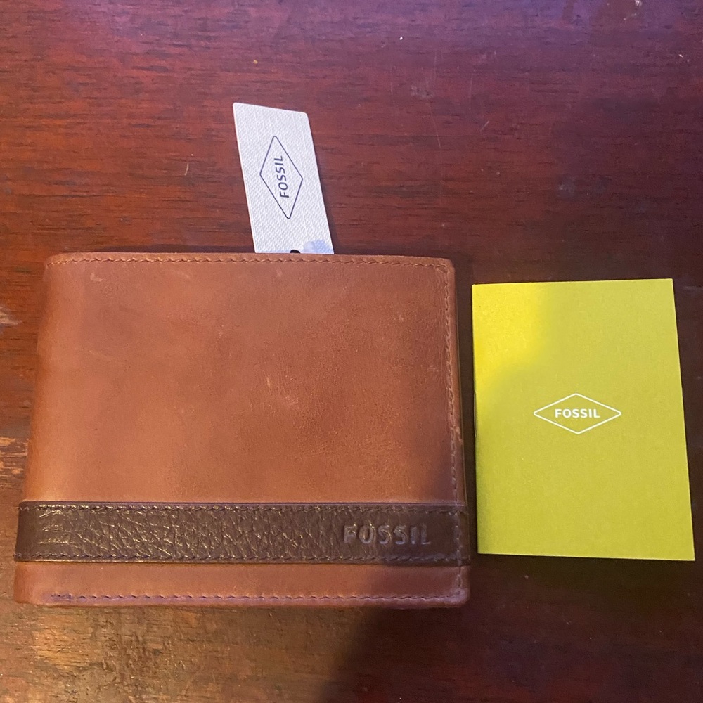 Fossil men’s leather three fold wallet